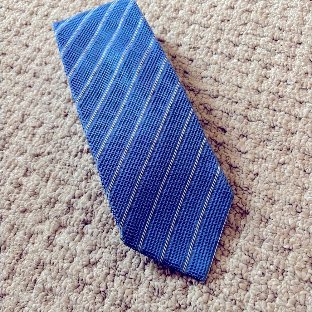 Giorgio Armani Tie. Blue/White. So stylish!